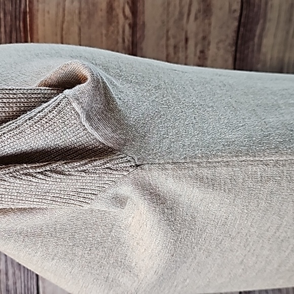 AMERICAN EAGLE TAN LONG SLEEVE LIGHT WEIGHT V NECK PULLOVER SWEATER - Picture 4 of 12